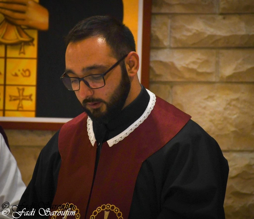 Sacerdote católico maronita recuperándose de lesiones después de un ataque en la rectoría de Filadelfia