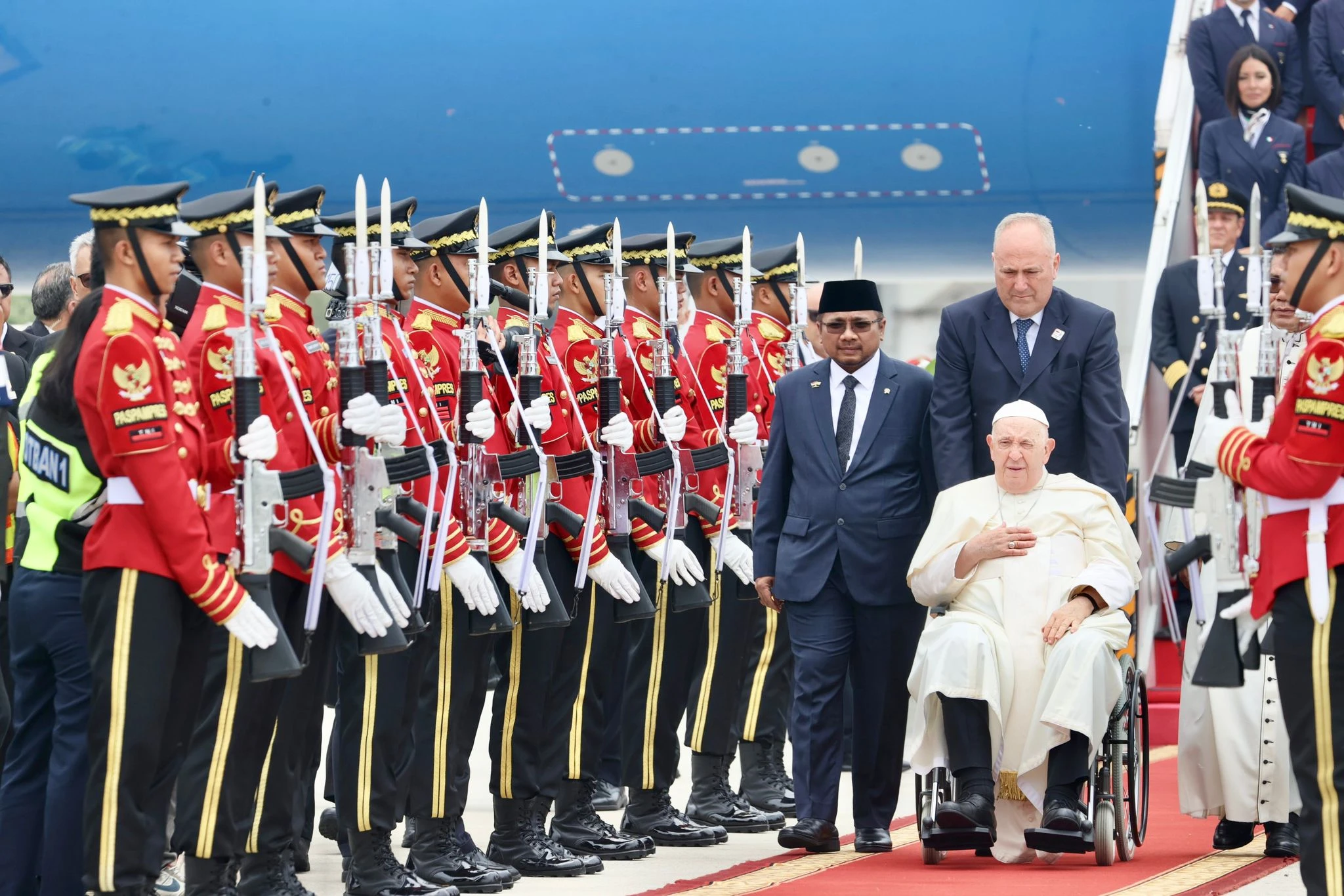 Paus Franciscus arriveert in Indonesië, de eerste etappe van zijn langste reis ooit