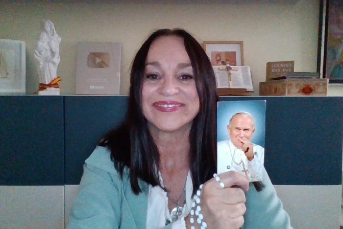 Будучи атеистом в течение 35 лет, она встречалась с Богом у гробницы Святого Иоанна Павла II. Будучи атеистом в течение 35 лет, она встречалась с Богом у гробницы Святого Иоанна Павла II.