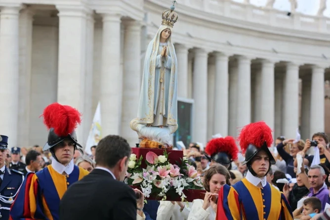 Estátua original de Nossa Senhora de Fátima a caminho de Roma para o Jubileu da Espiritualidade Mariana