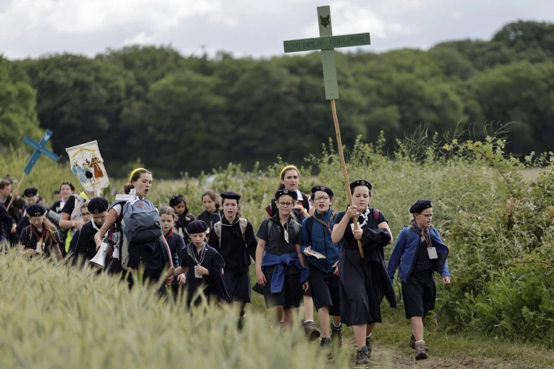 Chartres Wallfahrt zieht 19.000 in Zeichen des Glaubens und der Tradition