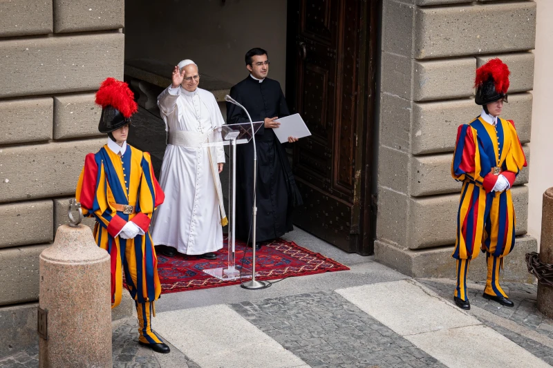 El Papa León XIV fue recibido por la multitud internacional en el primer Ángelus de Castel Gandolfo