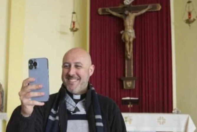 司祭は、彼がどのようにうつ病と戦い、自殺への誘惑の「暗いピット」から出現したを共有します 司祭は、彼がどのようにうつ病と戦い、自殺への誘惑の「暗いピット」から出現したを共有します