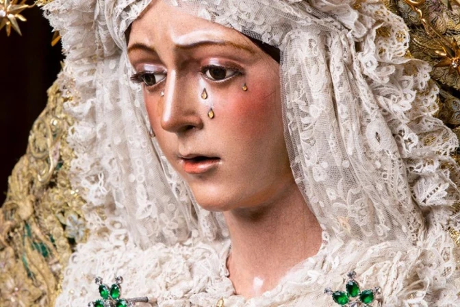 Fieles españoles desconcertados por la restauración de la imagen icónica de la Virgen llorando