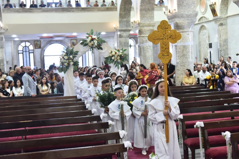 Esperança no Iraque: Igrejas cheias quando 1500 crianças celebram a primeira Comunhão