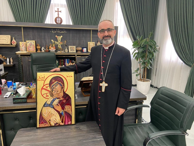 Un prêtre anglais présente l'icône de Notre-Dame des chrétiens persécutés à l'évêque irakien