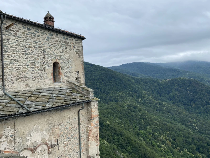 写真： 聖ミカエルの目に見えない「剣」は、これらの7つの神聖な場所への巡礼者を導きます