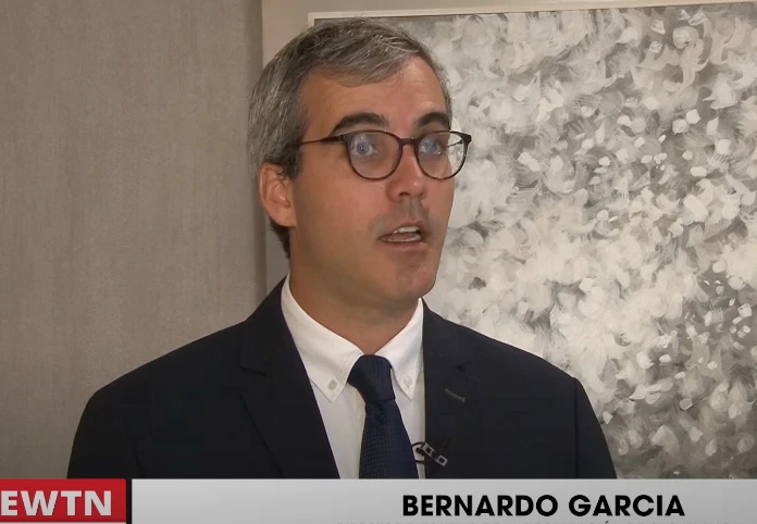 Ativistas anti-substituição denunciam exploração de mulheres pobres, tráfico de seres humanos