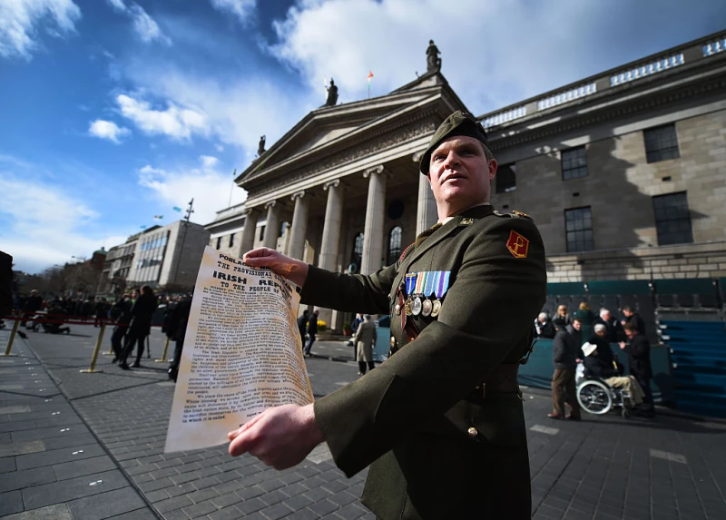 Como as recentes eleições presidenciais refletem uma mudança em relação aos pais fundadores católicos da Irlanda