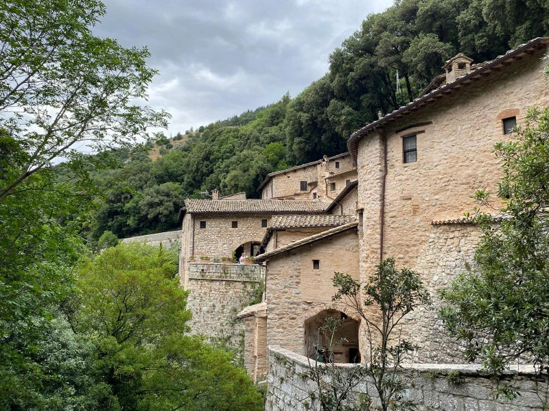 ‫ - صور فوتوغرافية حيث ينام القديس فرنسيس على الحجر ، لا يزال الحجاج يجدون السلام