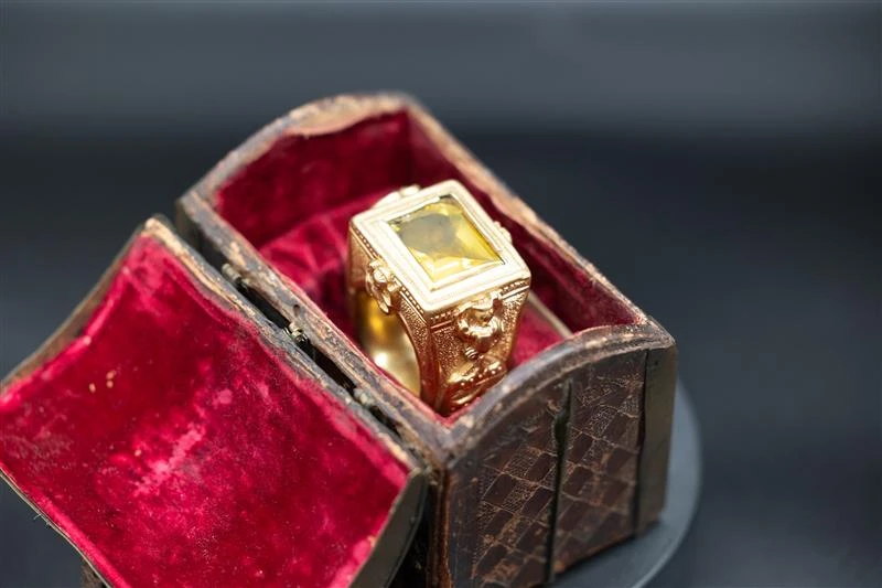 مجموعة كاهن من القطع الأثرية البابوية "القديمة والنادرة والفريدة" القادمة إلى مول أوف أمريكا