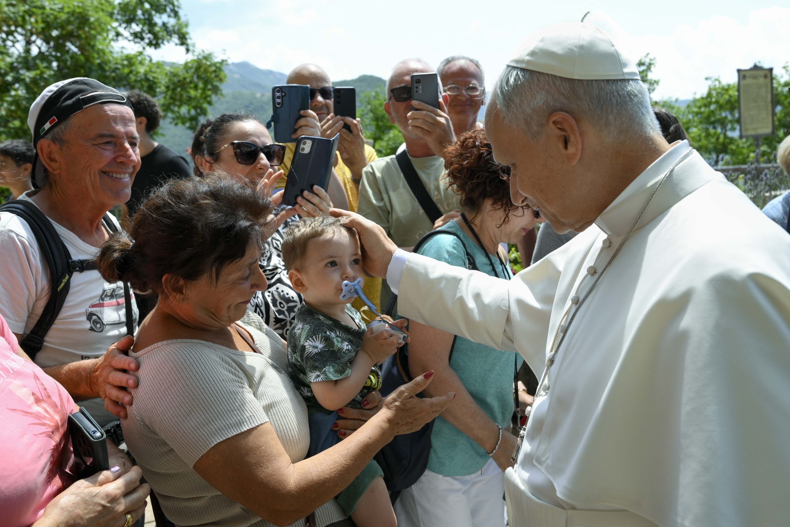 Papa Leão XIV visita santuário dedicado à Trindade perto de Roma
